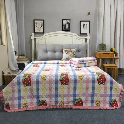 香蜜草莓：韩版小花边水晶绒床盖盖毯
