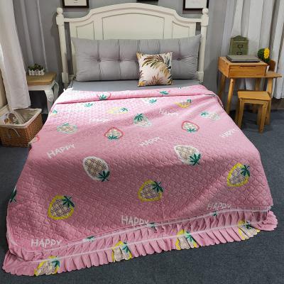 粉色菠萝：水晶绒大花边夹棉床盖/床裙
